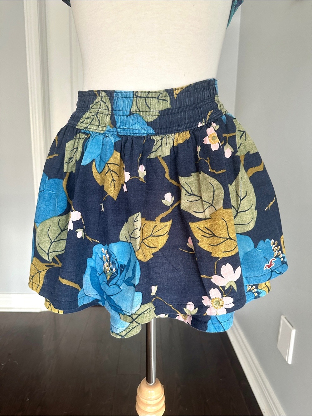 HOLLISTER Floral A-Line Tiered Mini Skirt in Navy and Blue - Size M